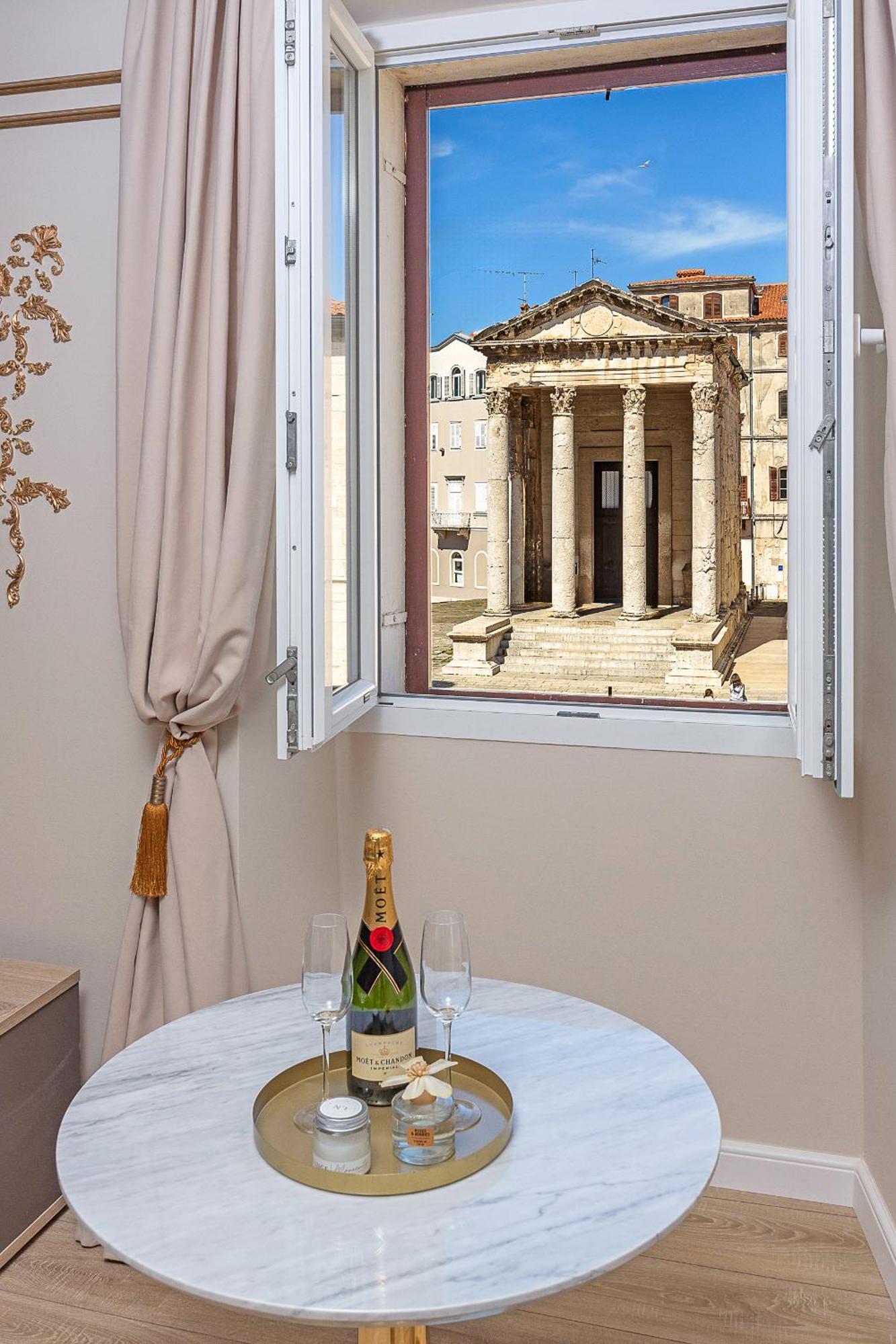 Augustus Forum View بولا المظهر الخارجي الصورة